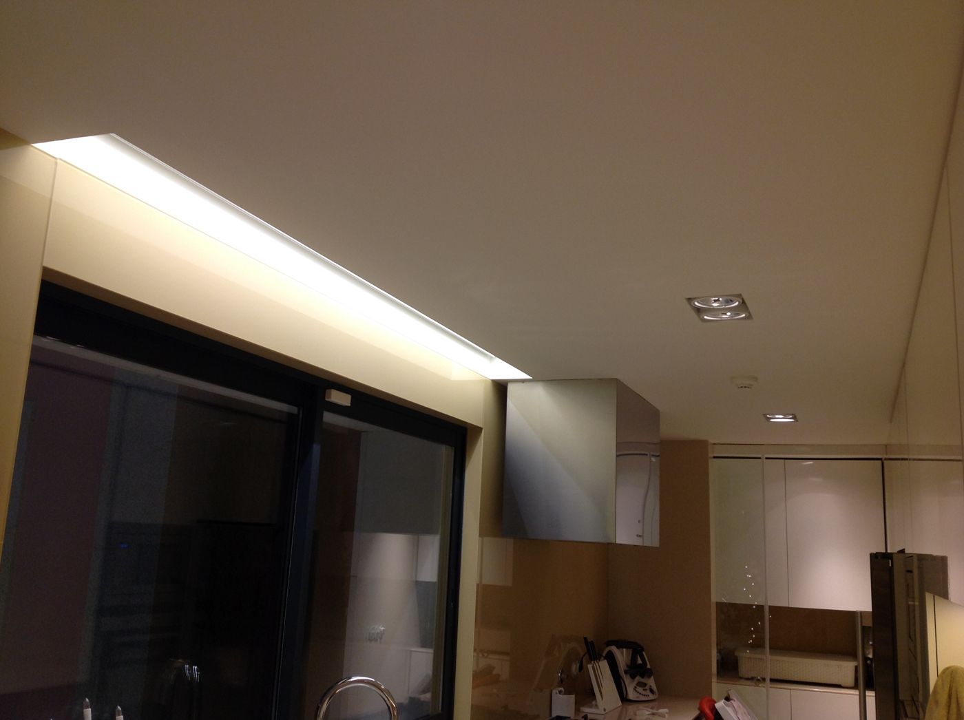 Cozinha com sanca de iluminação indirecta e projectores encastrados